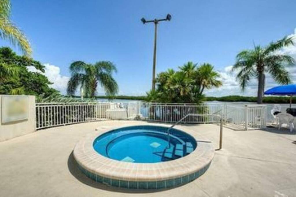 Bay View, Studio206, Beach Steps Away! Pool+Wifi Ruskin Exteriér fotografie